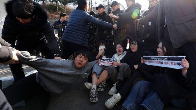 Police arrests university students, who are members of the Korean University Progressive Union, after they attempted to enter the presidential office in central Seoul on Saturday. (Newsis)