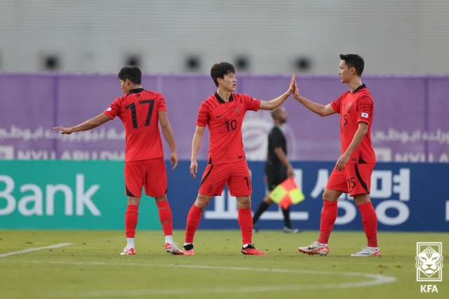 Lee Jae-sung of South Korea (Center) high-fives teammate Jung Seung-hyun after scoring against Iraq during the teams' friendly football match at New York University Abu Dhabi Stadium on Saturday.(Korea Football Association)