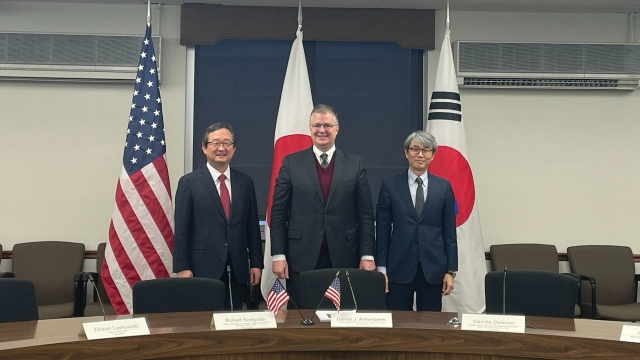 South Korean Deputy Foreign Minister Chung Byung-won (left), US Assistant Secretary of State for East Asian and Pacific Affairs Daniel Kritenbrink (center) and Japanese Deputy Foreign Minister Yasuhiro Kobe attend the first meeting of inaugural trilateral Indo-Pacific Dialogue in Washington, Friday. (US State Department)