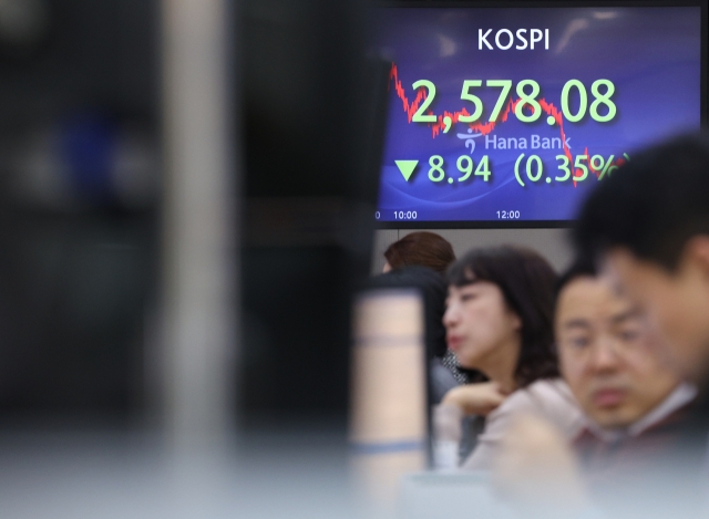 An electronic board showing the Korea Composite Stock Price Index at a dealing room of the Hana Bank headquarters in Seoul on Monday. (Yonhap)