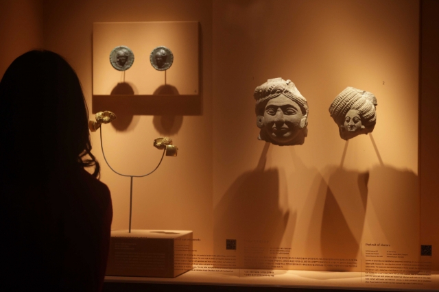 A visitor views works on display at a special exhibition of early Buddhist art in India at the National Museum of Korea, in Seoul, Dec. 21. (Yonhap)