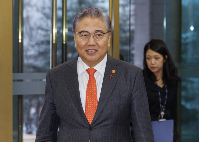 Outgoing Foreign Minister Park Jin enters the ministry to speak to reporters on Jan. 10, 2024, his last day at the office. (Yonhap)