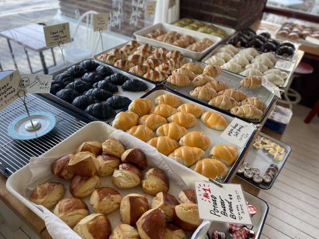 Salt butter bread variations at Artist Bakery (Kim Da-sol/The Korea Herald)