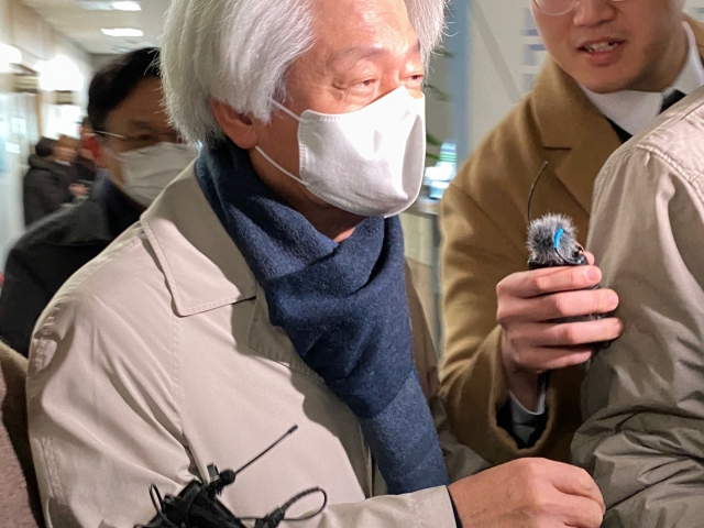 DGB Financial Group Chairman Kim Tae-oh enters the Daegu District Court, Wednesday. (Yonhap)