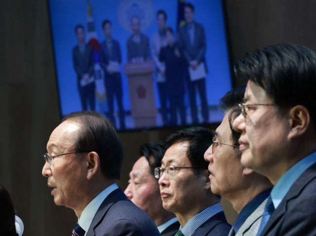 A group of former lawmakers and mayors quit the main opposition Democratic Party on Monday, saying they would join a new party that former DP leader Lee Nak-yon is trying to launch. (Yonhap)