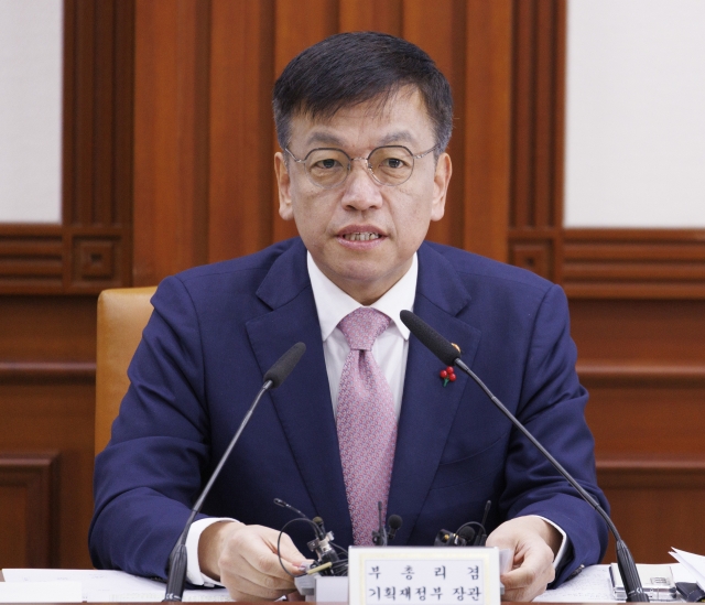 Finance Minister Choi Sang-mok speaks during an emergency economic-related ministers' meeting in Seoul on Tuesday. (Yonhap)