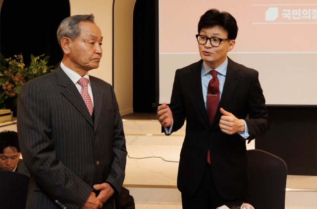 Han Dong-hoon, the leader of the ruling People Power Party, speaks during the party's New Year's greeting meeting in Incheon on Monday. (Yonhap)