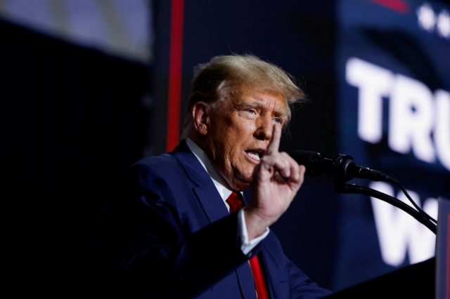 Former US President Donald Trump speaks during his Iowa caucus night watch party in Des Moines, Iowa, on Monday. (Reuters-Yonhap)