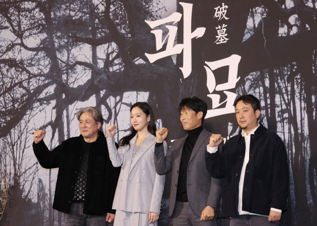 From left: Actors Choi Min-sik, Kim Go-eun, Yoo Hae-jin and director Jang Jae-hyun pose for a photo during a press conference for “Exhuma” held at Plaza Hotel Seoul in Seoul on Wednesday. (Yonhap)