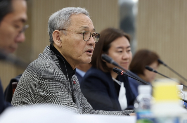 Culture Minister Yu In-chon speaks with library sector experts at the National Library of Korea, in Seocho-gu, Seoul, Jan. 10. (Culture Ministry)