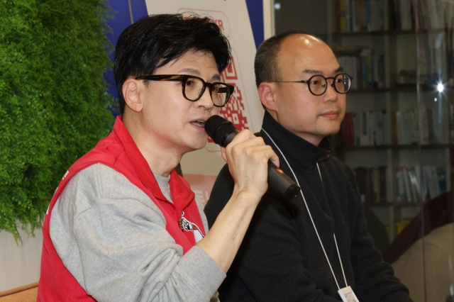 People Power Party Interim Chairman Han Dong-hoon speaks about the People Power Party's new election pledge to resolve the country's falling birth rate in southern Seoul on Thursday. (Yonhap)