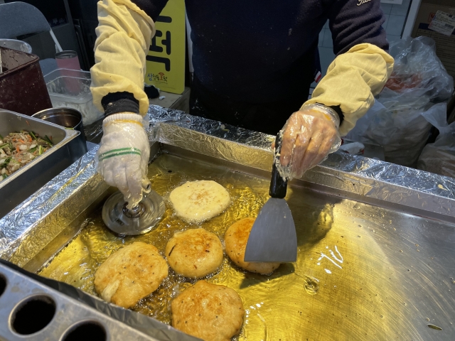 Samcheong-dong Hotteok (Kim Da-sol/The Korea Herald)