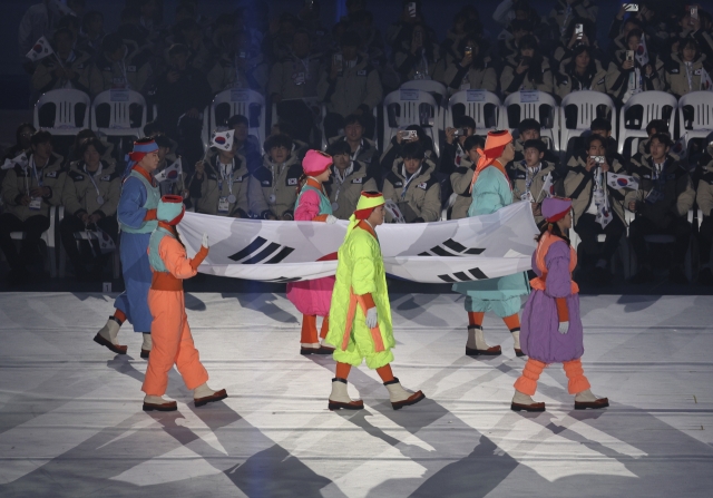 Former and active South Korean athletes carry the Taegeukgi during the opening ceremony for the Gangwon Winter Youth Olympics at Gangneung Oval in Gangneung, Gangwon Province, on Friday. Clockwise from back row: Lee Kang-seok (speed skating), Ahn Kun-young (hockey), Kim Yong-gyu (biathlon), Seo Whi-min (short track speed skating), Jun Jung-lin (bobsleigh) and Lee Hae-in (figure skating). (Yonhap)