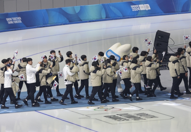 Members of the South Korean delegation to the Gangwon Winter Youth Olympics march into the opening ceremony at Gangneung Oval in Gangneung, Gangwon Province, on Friday. (Yonhap)