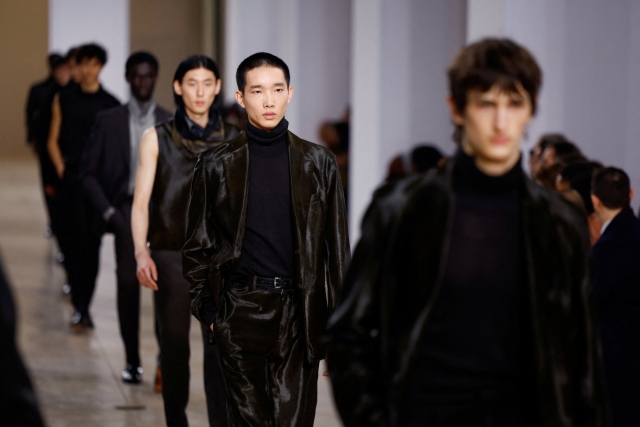 Models present creations by designer Veronique Nichanian as part of her Men's Winter 2024 collection at the runway show for fashion house Hermes during Men's Fashion Week in Paris, France, Saturday local time. (Yonhap-Reuters)