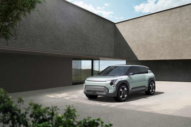 Kia’s small-sized battery-powered sport utility vehicle EV3 (Kia)