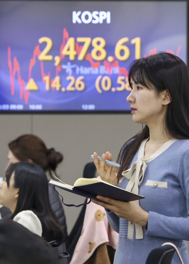 An electronic board showing the Korea Composite Stock Price Index at a dealing room of the Hana Bank headquarters in Seoul on Tuesday. (Yonhap)