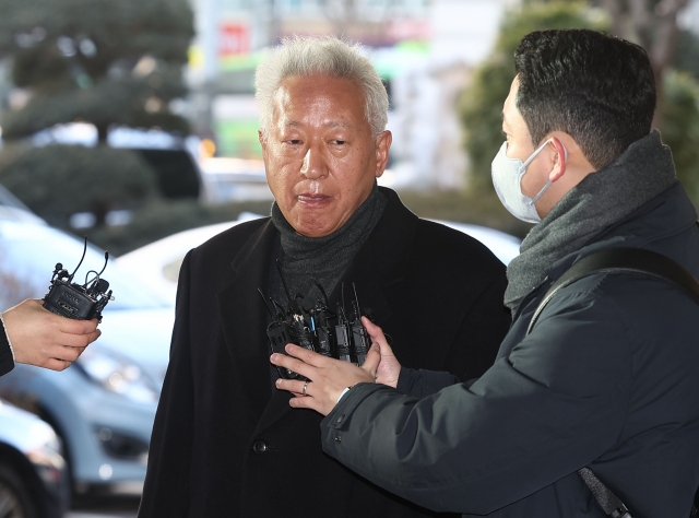 Former Yonsei University professor Lew Seok-choon arrives at the Seoul Western District Court in Seoul on Wednesday, to attend his sentencing trial. (Yonhap)