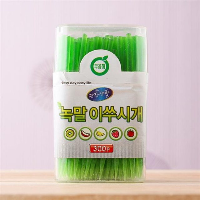 Green toothpicks made of corn starch (E-land Mall)