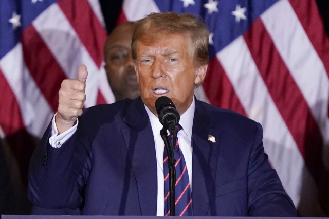 Republican presidential candidate former President Donald Trump speaks at a primary election night party in Nashua, N.H., Tuesday. (AP-Yonhap)