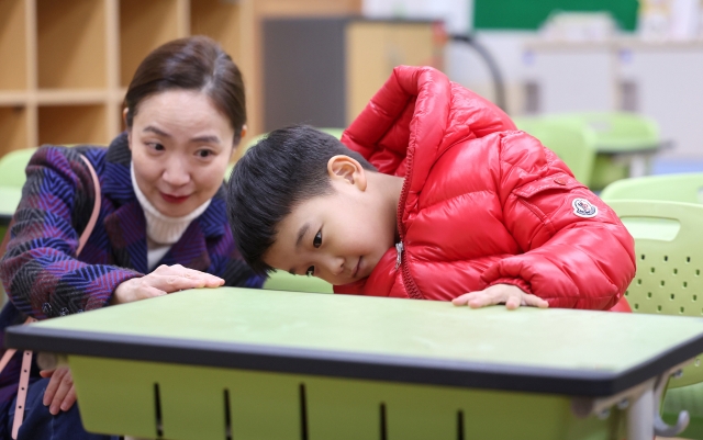 Soon-to-be first graders visit their new elementary school in Seocho-gu, Seoul, in early January. (Yonhap)