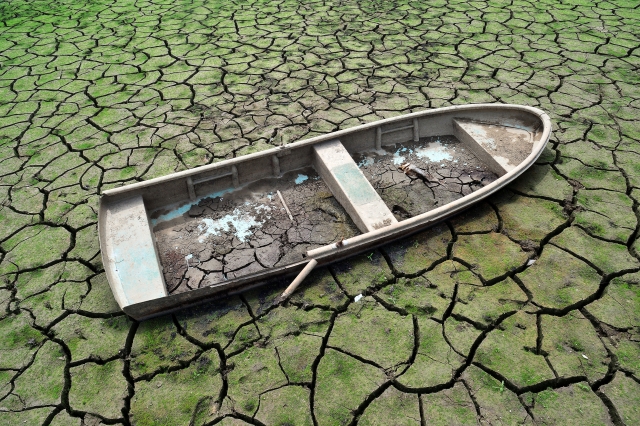 A boat is put to a standstill due to a drought at Kumgwang Reservoir in Gyeonggi Province on June 9. 2017. (Lee Sang-sub/The Korea Herald)