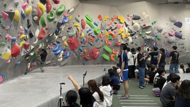 Spectators support their teammates during a climb. (Amber Anne Roos/The Korea Herald)