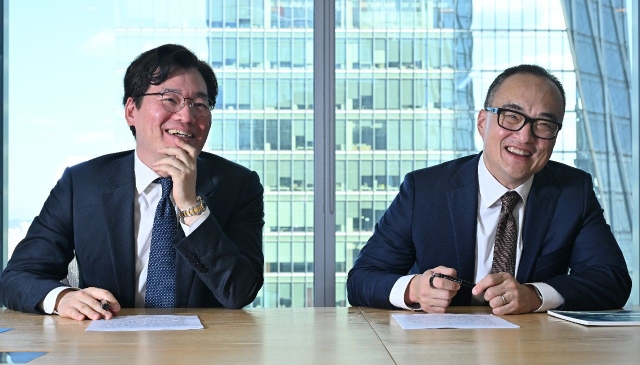 BridgeRock Capital Managing Director Jin Kim (right) and BridgeRock Korea CEO Oh Jong-yoon pose during an interview with The Korea Herald at the Korean unit's office in Yeouido, western Seoul, Tuesday. (Im Se-jun/The Korea Herald)