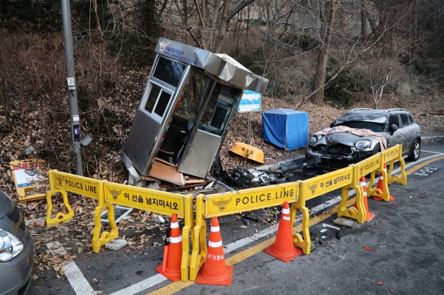 A guard post remains damaged in front of the Russian Embassy in Seoul on Monday, after an SUV rammed into it at around 10:10 p.m. the previous day, seriously injuring a police officer on duty. The officer was taken to a hospital with serious injuries to his neck and shoulders, officials said. (Yonhap)