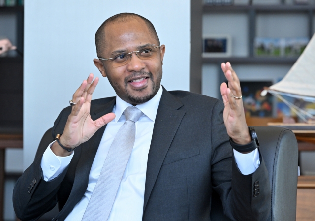 Tanzanian Ambassador to Korea Togolani Edriss Mavura poses for a photo after an interview with The Korea Herald at The Korea Herald office in Yongsan-gu, Seoul on January 22. (Im se jun /The Korea Herald)