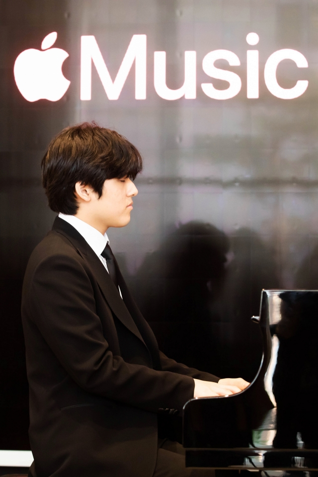 South Korean Lim Yun-chan performs during a press conference held for the launch of Apple Music Classical on Monday at the Apple Store Myeongdong in Jung-gu, Seoul. (Apple Music)