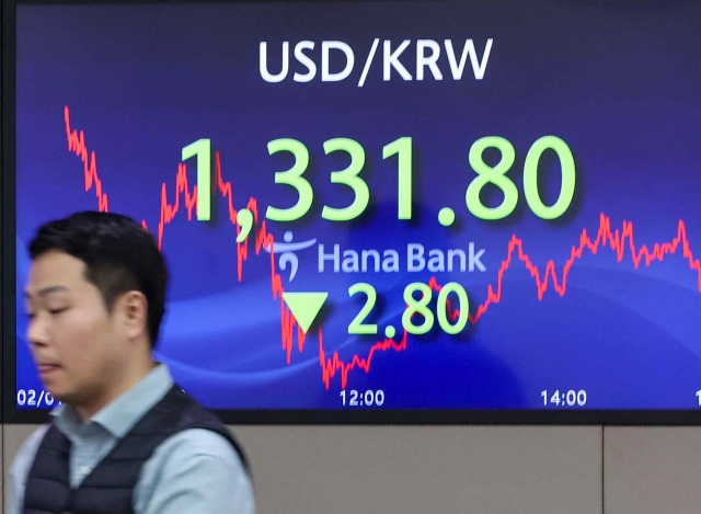 An electronic board showing the Korea Composite Stock Price Index at a dealing room of the Hana Bank headquarters in Seoul on Thursday. (Yonhap)