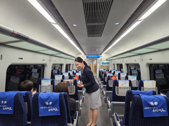 The AREX train attendant delivers transit passes to passengers who have ordered them via the AREX app before boarding. (Airport Railroad Express Train)