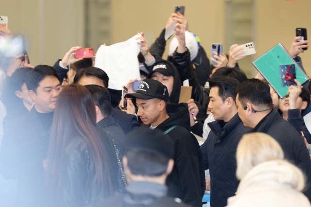 Jesse Lingard, former Manchester United midfielder and England men’s national football team member, exits Incheon Airport as numerous fans take photos of the football player on Monday. (Yonhap)