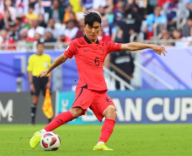 Hwang In-beom of South Korean men's national football team shoots the ball during the teams' group stage match against Jordan at the Asian Football Confederation Asian Cup at the Al Thumama Stadium in Doha, Qatar, on Jan. 20, 2024. (Yonhap)