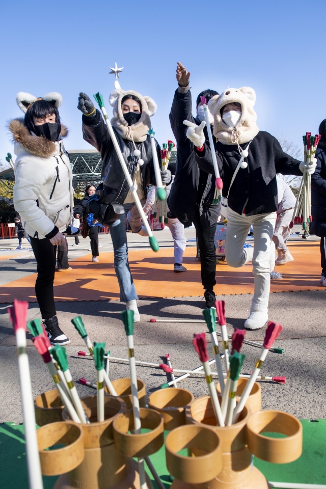 Visitors enjoy arrow-throwing 