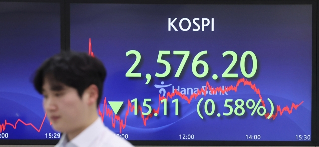 An electronic board showing the Korea Composite Stock Price Index at a dealing room of the Hana Bank headquarters in Seoul on Tuesday. (Yonhap)