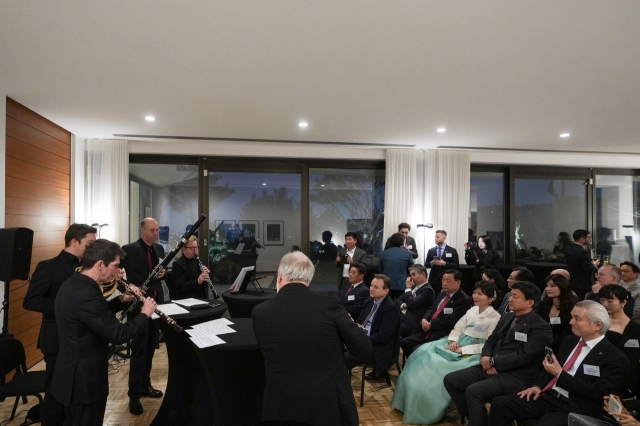 Previous incumbent and members of the Berlin Philharmonic perform at an event co-hosted by the German Embassy in Seoul and The Korea Herald at the German Ambassador’s Residence in Seongbuk-gu, Seoul. (Heo Tae-seung/The Korea Herald).