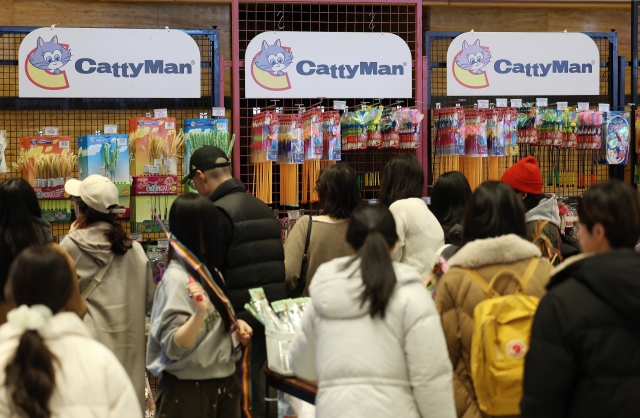 Visitors look at cat-related products at a cat fair held at Coex, southern Seoul, on Jan. 19. (Newsis)