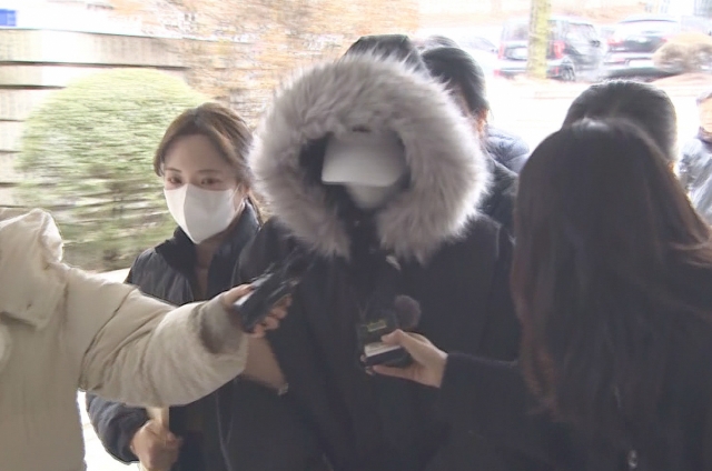 The suspect of last Saturday's deadly drunk driving accident arrives at the Seoul Central District Court to attend the hearing for her arrest warrant on Monday. (Yonhap)