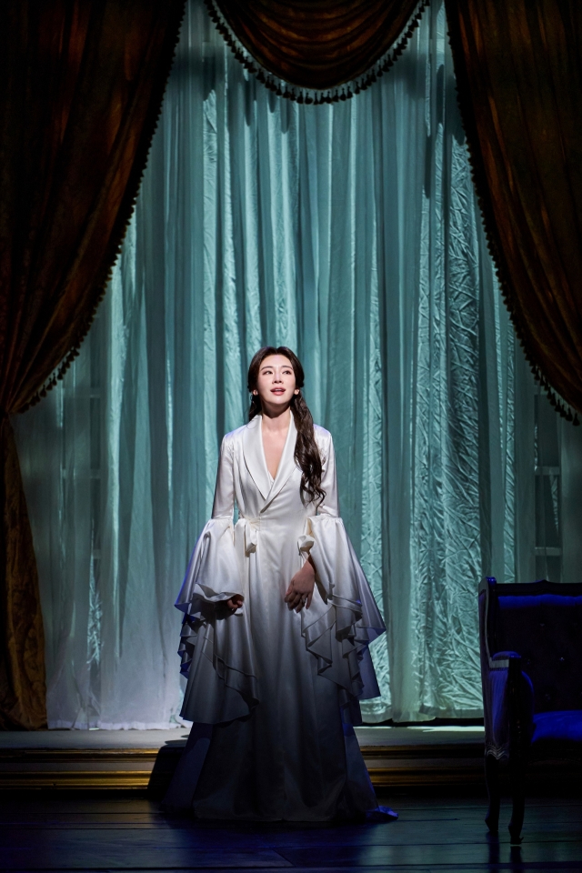 Jeong Sun-ah as Mina in the musical, 