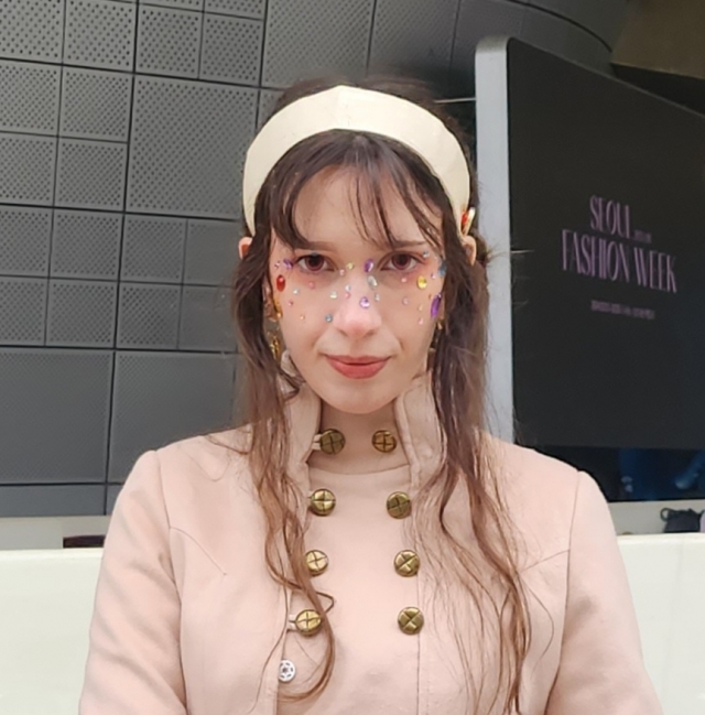 Caitlin Kantner poses for a photo during Seoul Fashion Week at Dongdaemun Design Plaza in Seoul on Monday. (Choi Si-young/The Korea Herald)