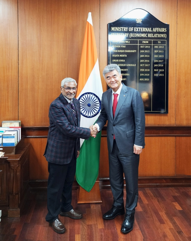 Daewoo E&C Chairman Jung Won-ju shakes hands with Dammu Lavi, secretary for Economic Relations at the Ministry of External Affairs of India, in New Delhi, Friday. (Daewoo E&C)