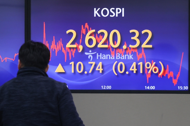 An electronic board showing the Korea Composite Stock Price Index at a dealing room of the Hana Bank headquarters in Seoul on Thursday. (Yonhap)