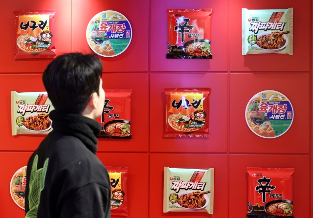 Nongshim, the nation’s largest ramyeon maker, operates a brand zone at a shopping mall in Myeong-dong, central Seoul, Jan. 31. (Newsis)