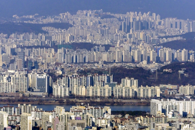 A photo of apartments in Seoul, taken from Namhansanseong Fortress in Gwangju, Gyeonggi Province (Yonhap)