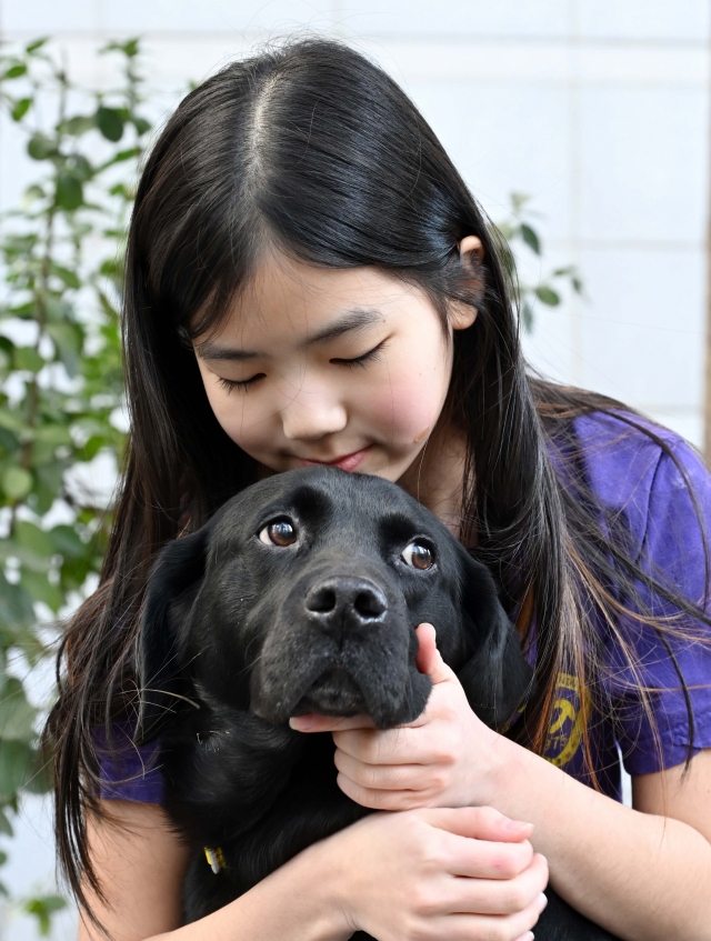 Hur So-jeong, the youngest daughter, hugs Parang. (Lee Sang-sub/The Korea Herald)