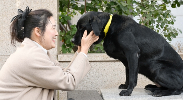 Parang and Choi Ji-young stare at each other. (Lee Sang-sub/The Korea Herald)