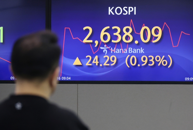 An electronic board showing the Korea Composite Stock Price Index at a dealing room of the Hana Bank headquarters in Seoul on Friday. (Yonhap)