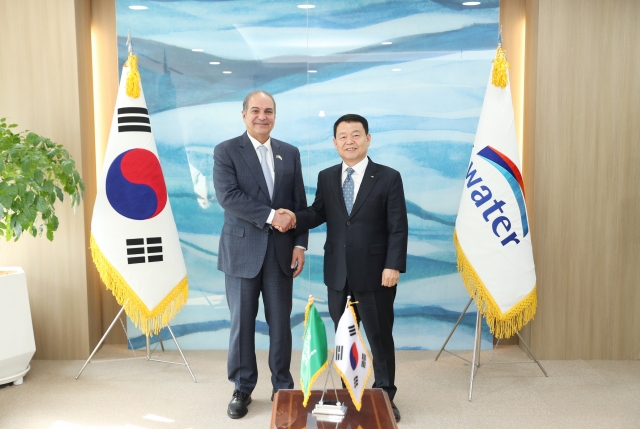 K-water CEO Yun Seog-dae (right) and Saudi Arabia Ambassador to Korea Sami M. Alsadhan shake hands after a meeting at K-water's Hangang River Basin Management Division in Gwacheon, Gyeonggi Province, Friday. (K-water)